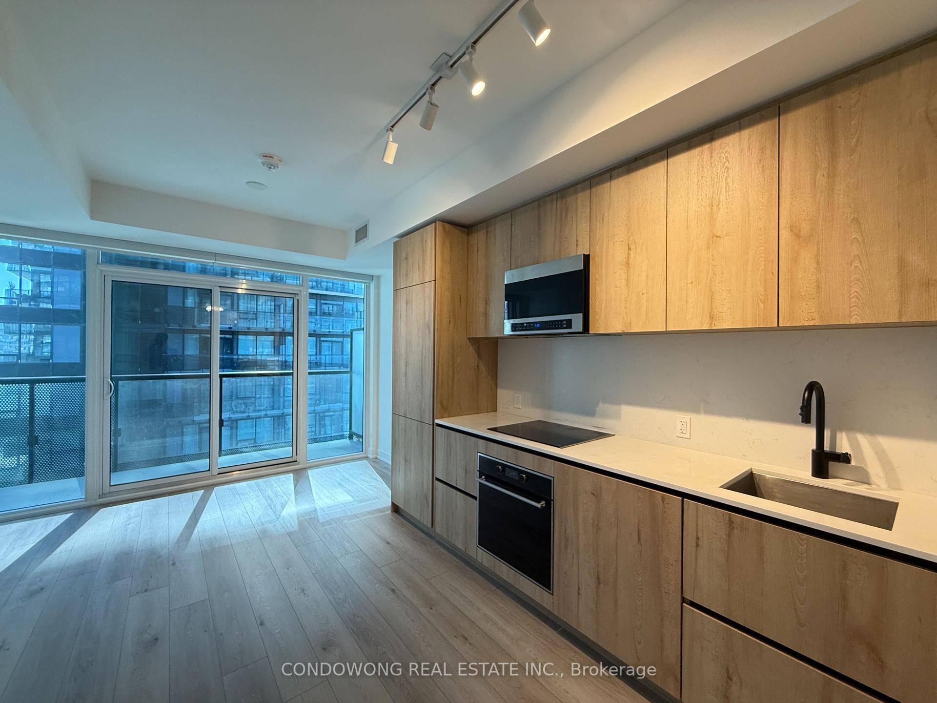 This 1 Bedroom Suite Is Located In The Line 5 Condos, A Contemporary Development That Offers A Range Of Upscale Amenities Including A State Of The Art Fitness Center, Co ...