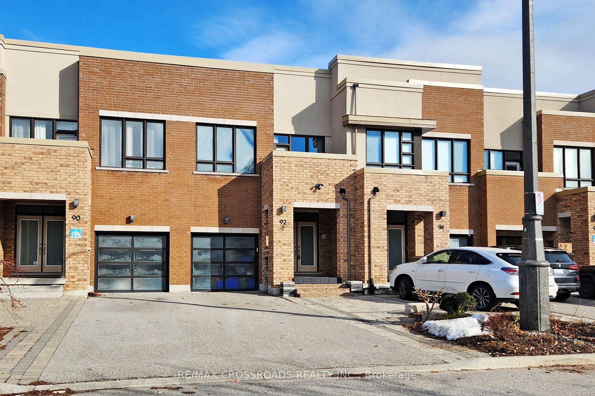 This gorgeous amp ; renovated, one of a kind freehold 2 storey townhouse is located in the highly desirable neighbourhood of Oak Ridges Lake Wilcox area.