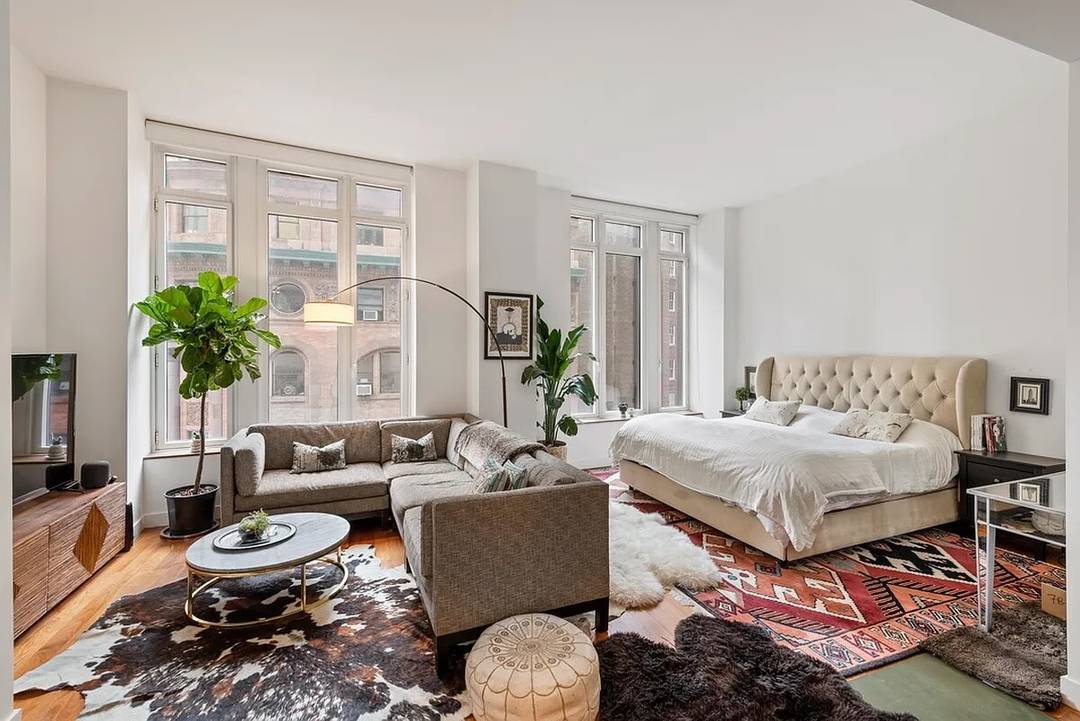 Situated in the heart of the Financial District, this large studio residence approx 700 sq ft possesses a host of modern finishes and ceilings that reach over 10.