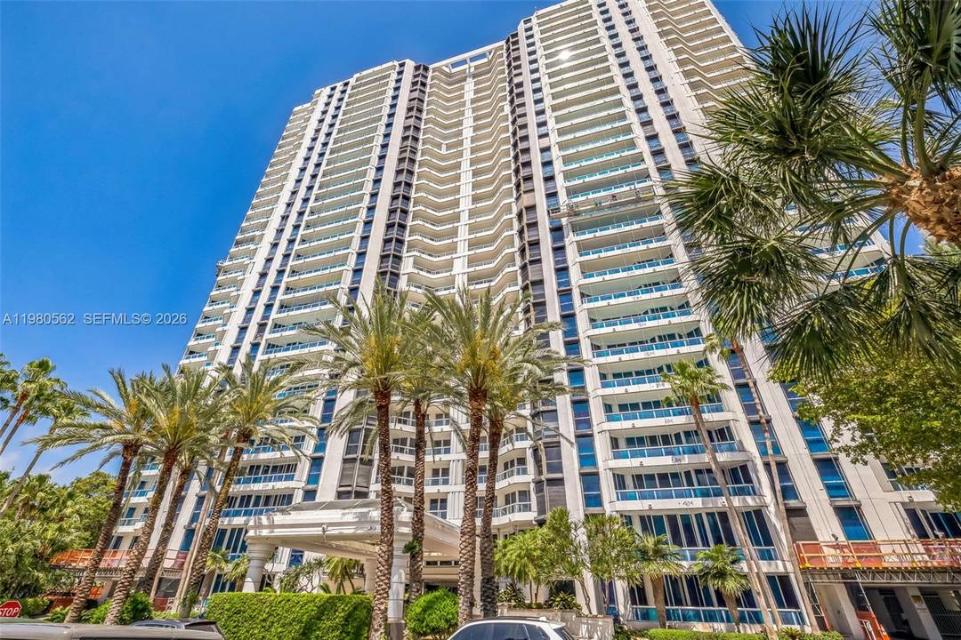 BEAUTIFUL amp ; SPACIOUS 3 BED 2 BATH WITH MAGNIFICENT OCEAN, INTRACOASTAL AND CITY VIEWS.
