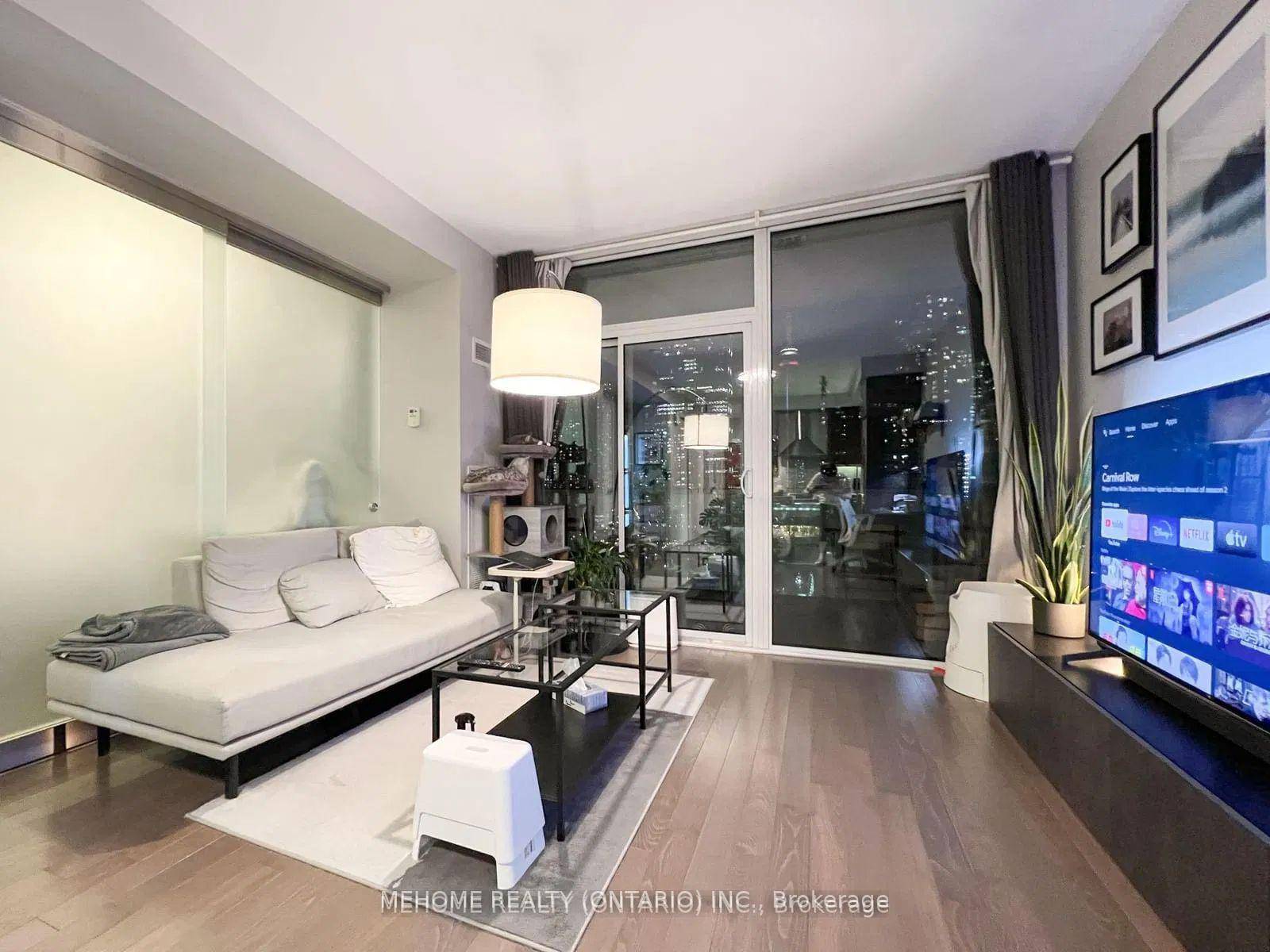 Luxurious Southwest Facing Unit W Breathtaking Views Of Downtown Skyline amp ; Lake !