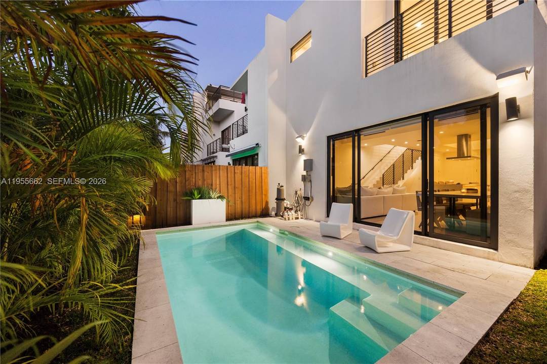 Beautifully designed modern townhouse with 3BR 2.