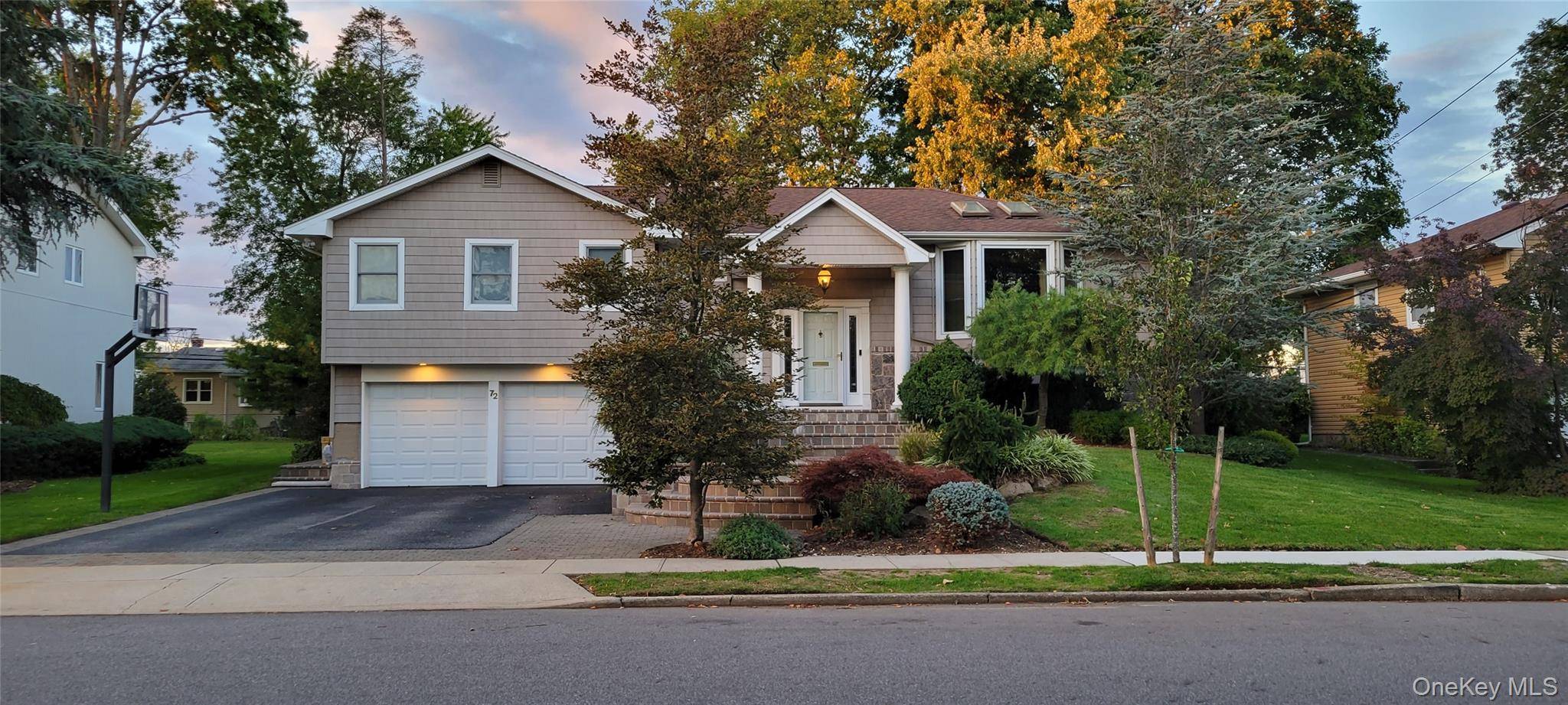 Welcome to this beautiful and well maintained house in the West Birchwood section of Jericho.