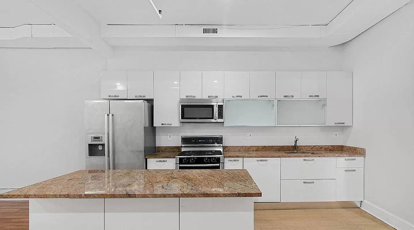 Welcome to Your Modern 4 Bedroom Apartment in the Heart of FiDi !