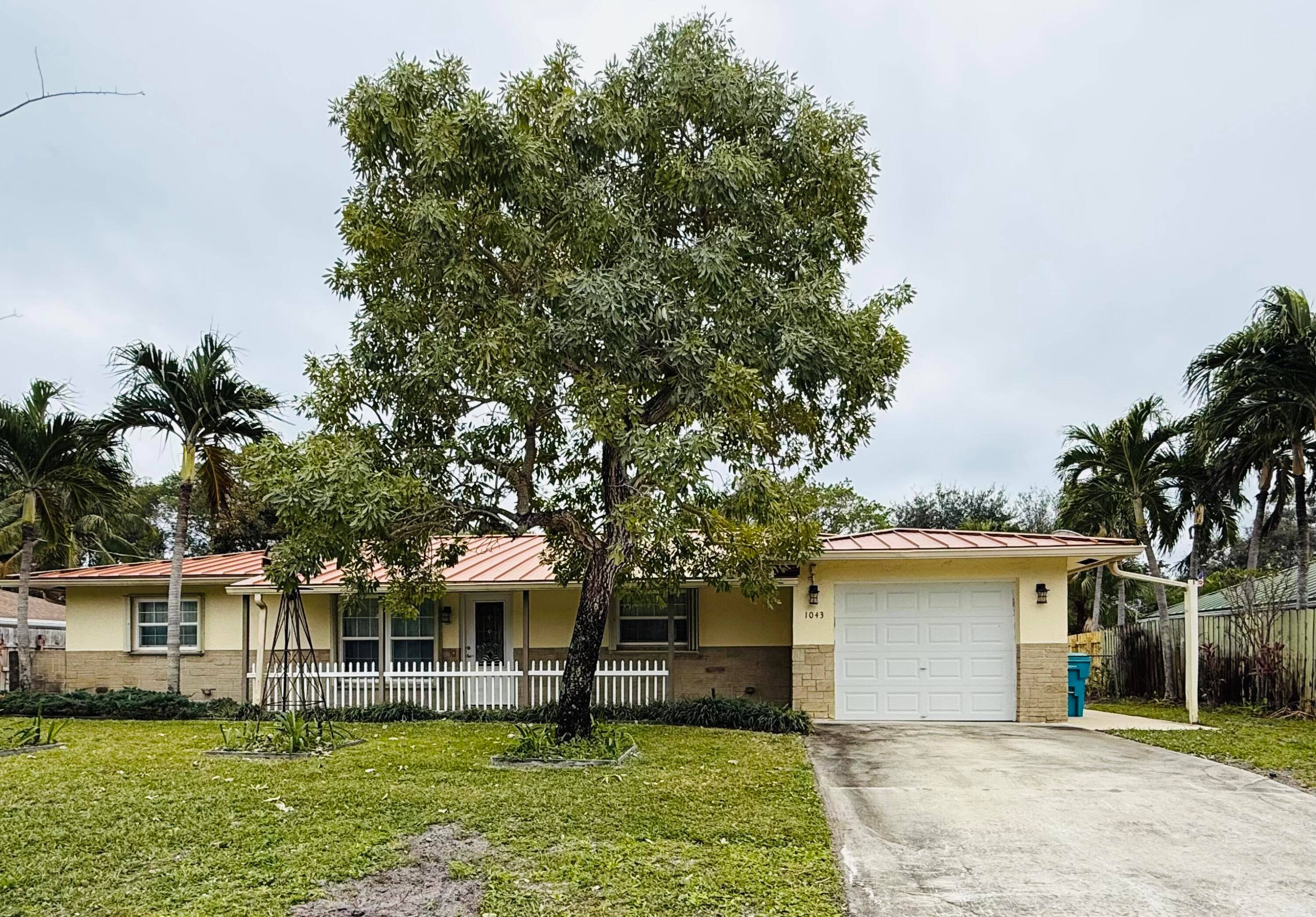Come enjoy the island life at one of Boynton Beach best kept secrets.