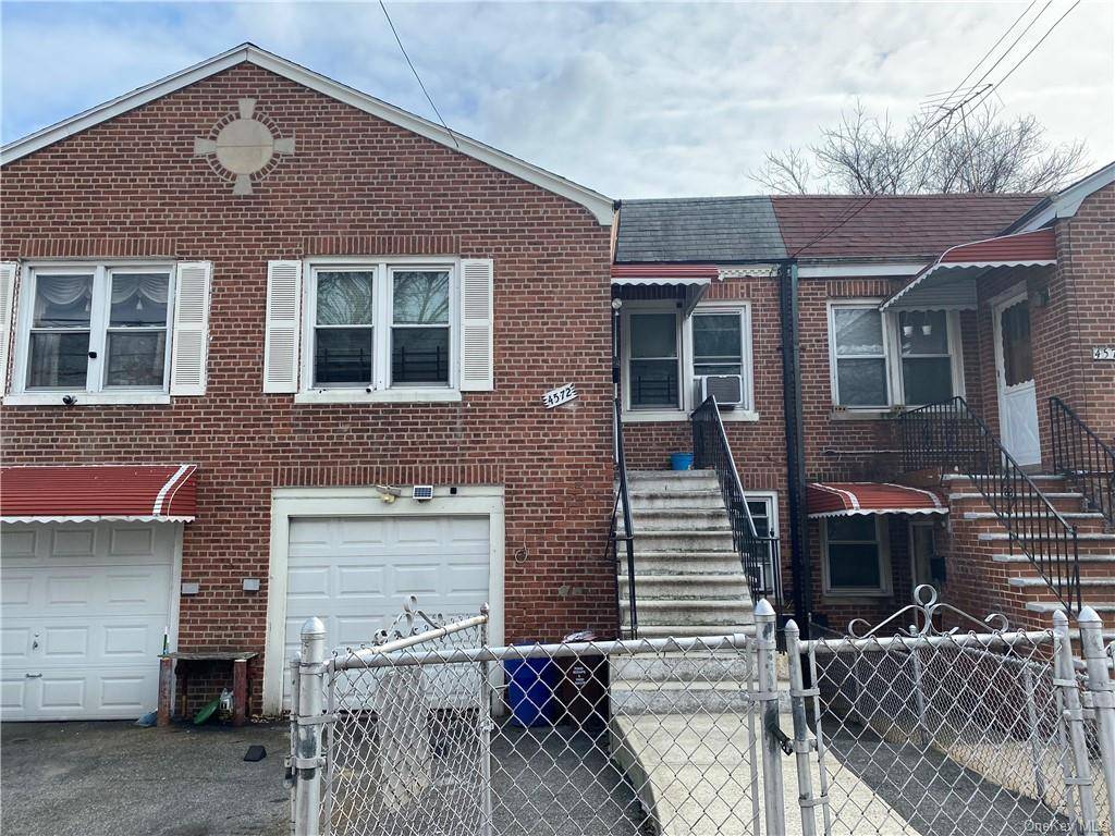 Charming 2 family house in the 10470 area of the Bronx.