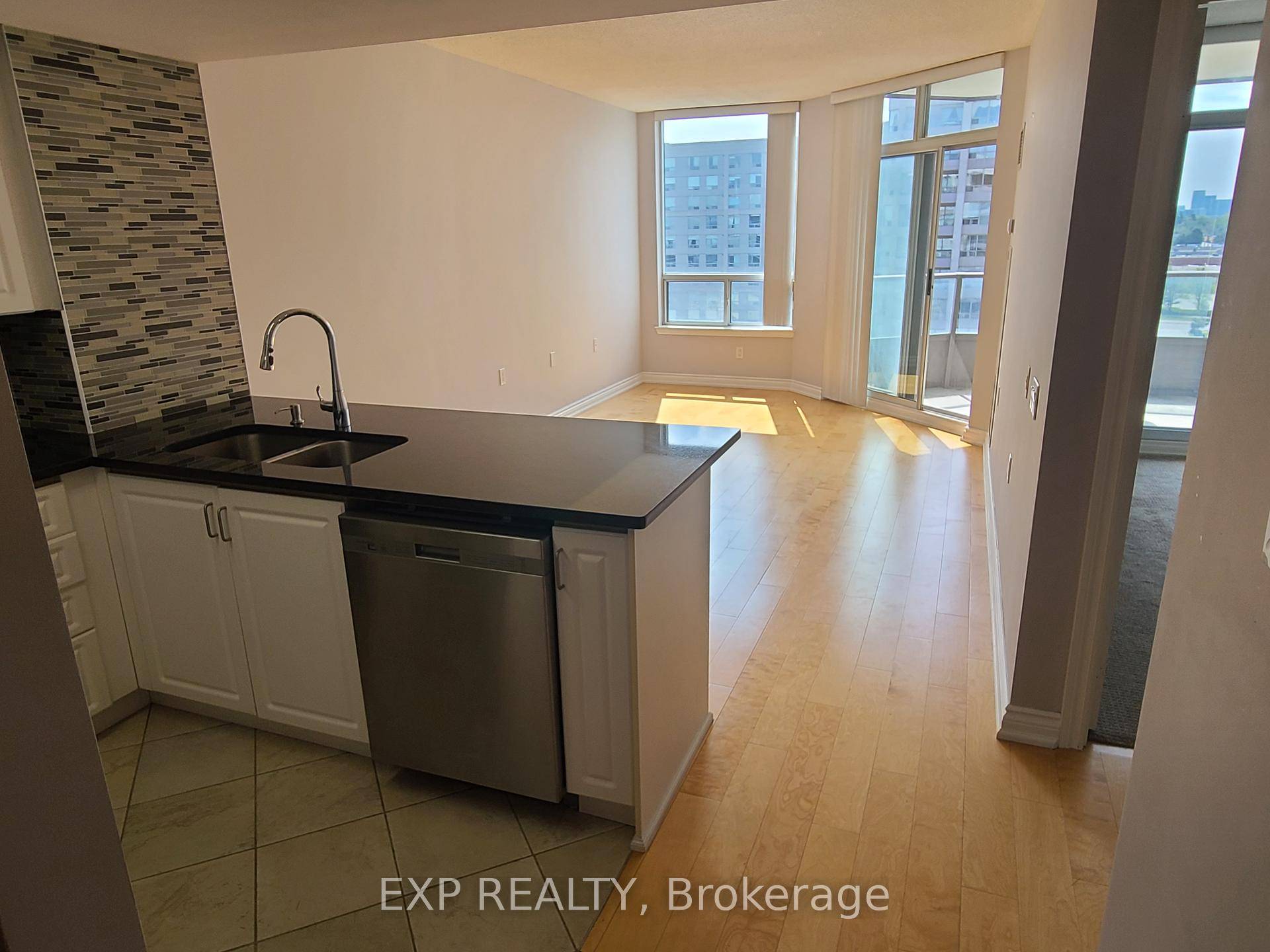 Prime Location ! Welcome to this lower penthouse unit at Grand Parkway Residences by Highway 7 amp ; Leslie Street.