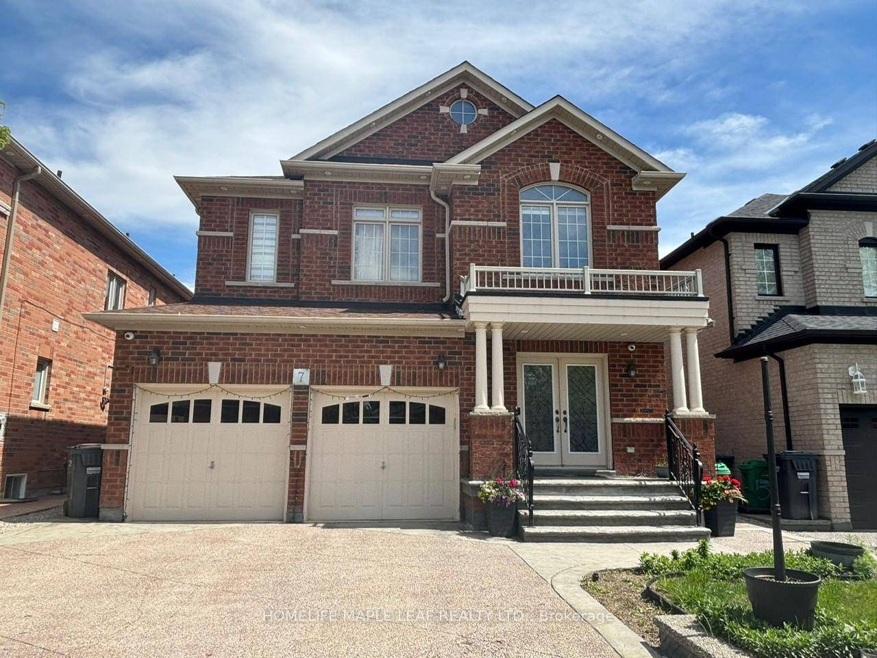 Very clean fully renovated maintained 4 Bedroom Home In Prime Neighbourhood !