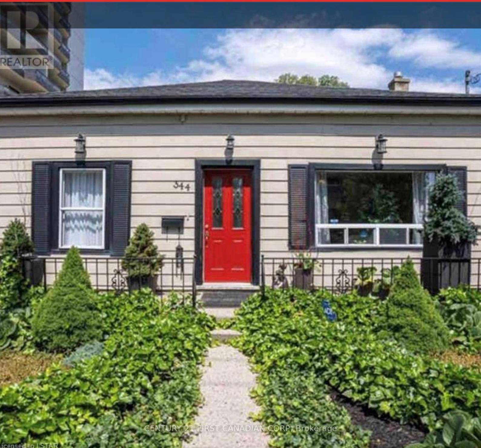 Prime Downtown Living Walk to Everything !