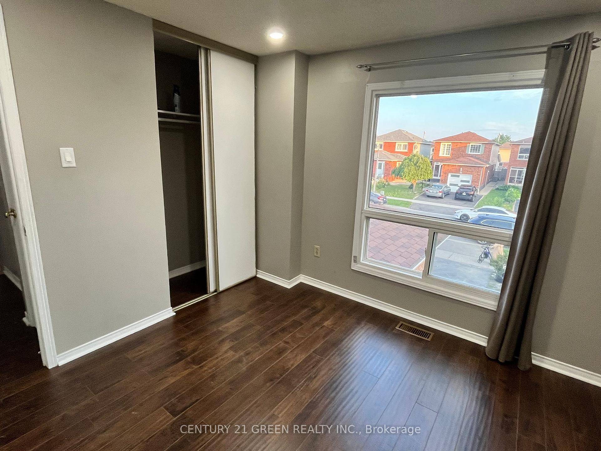 Beautifully maintained 3 bed, 2 bath 1 powder room detached home in the desirable Fletchers Creek South community.