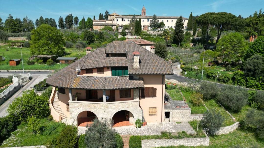 In a commanding and panoramic position, with open and evocative views of the Tuscan countryside, we offer for sale this elegant villa in Sinalunga, a residence that combines comfort, privacy ...