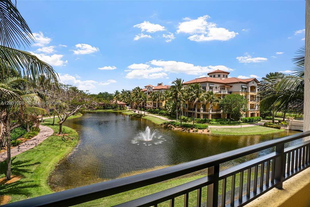 Breathtaking direct lake view condo in the Main Bldg.