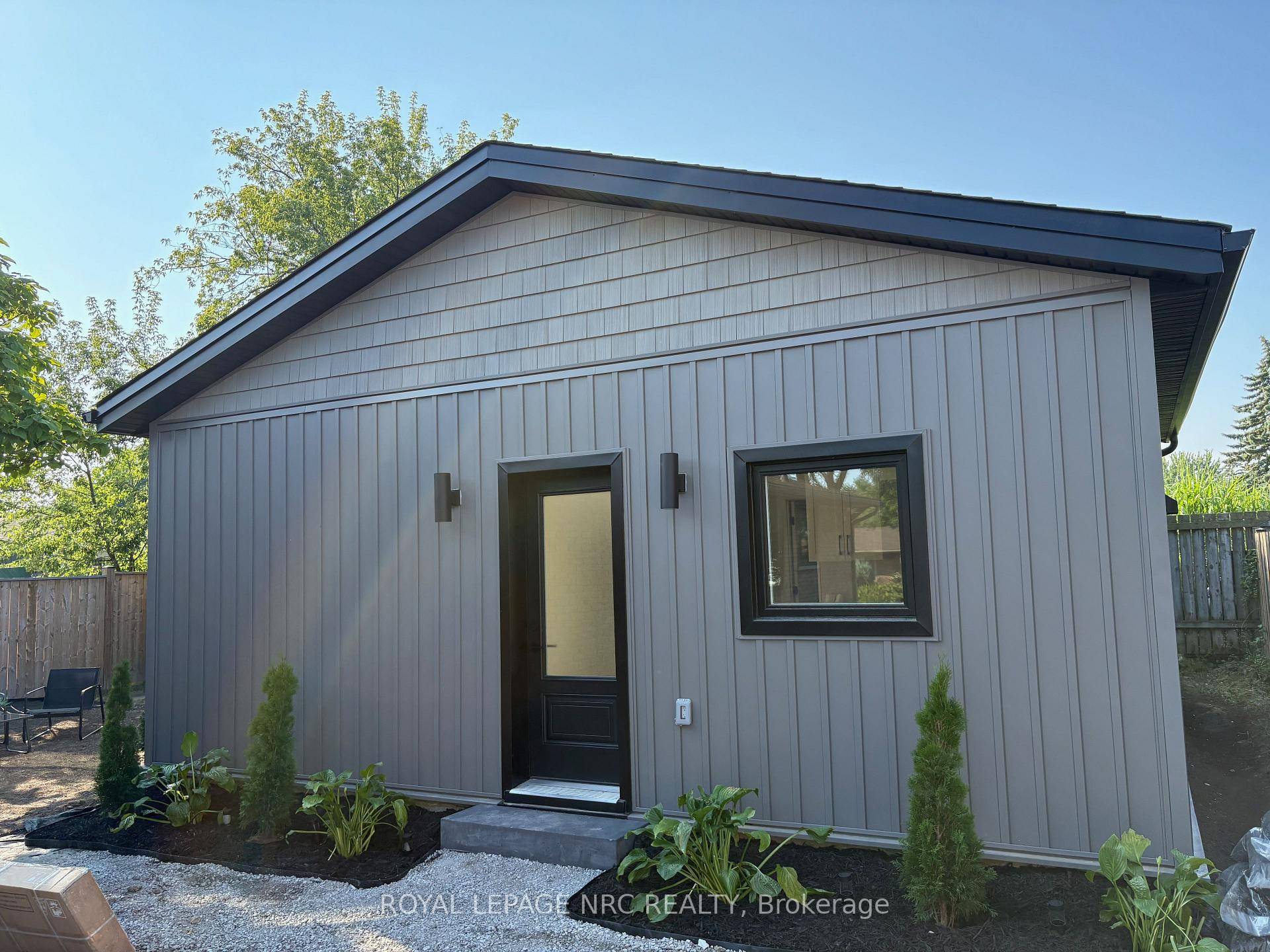 Stunning newly built 2 bedroom, 1 bathroom unit in the north end of St Catharines within walking distance to the canal and shopping.