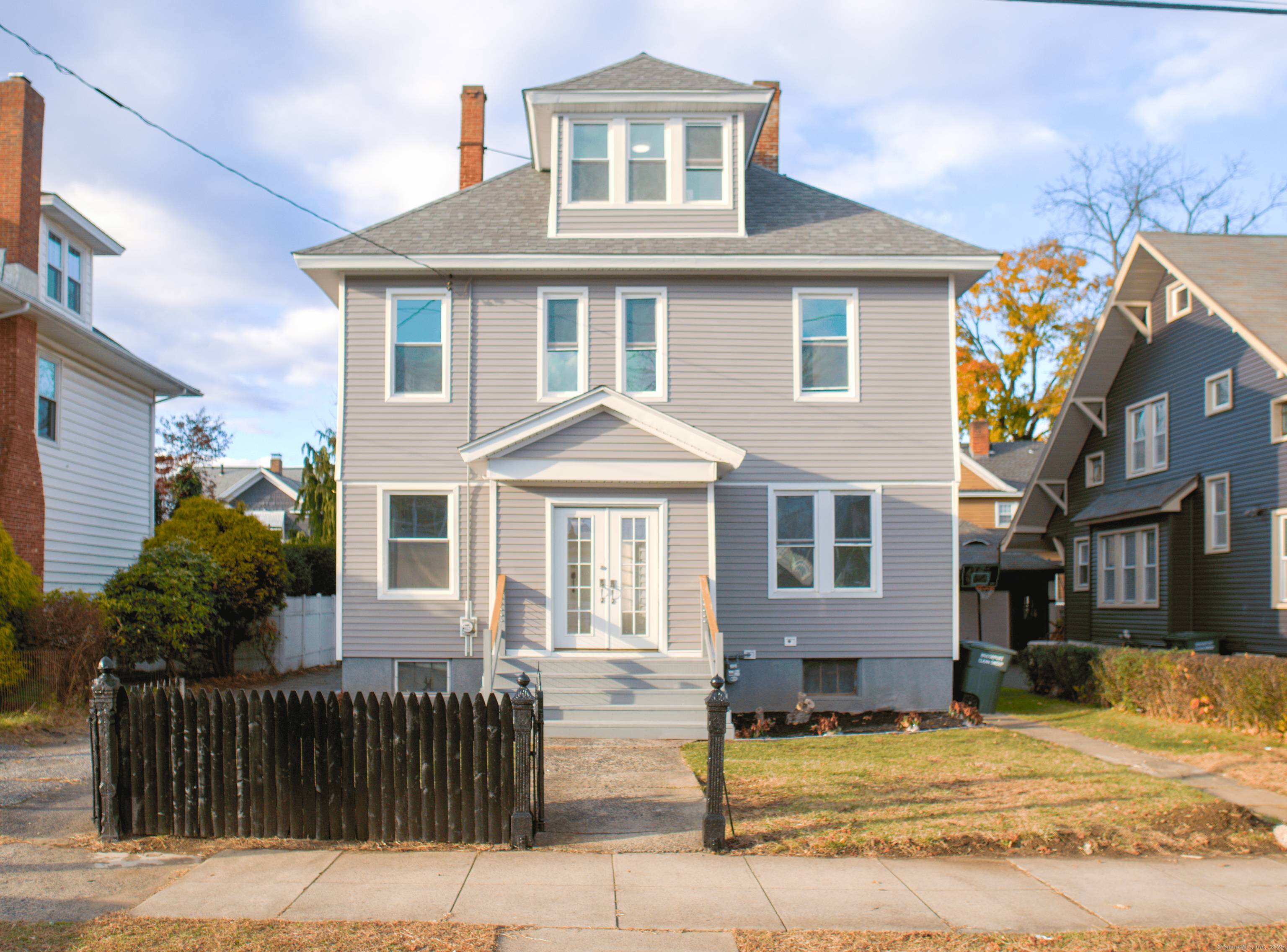 Unique opportunity ! ! ! Spacious and Versatile 9 yes nine bedrooms Single Family Home !