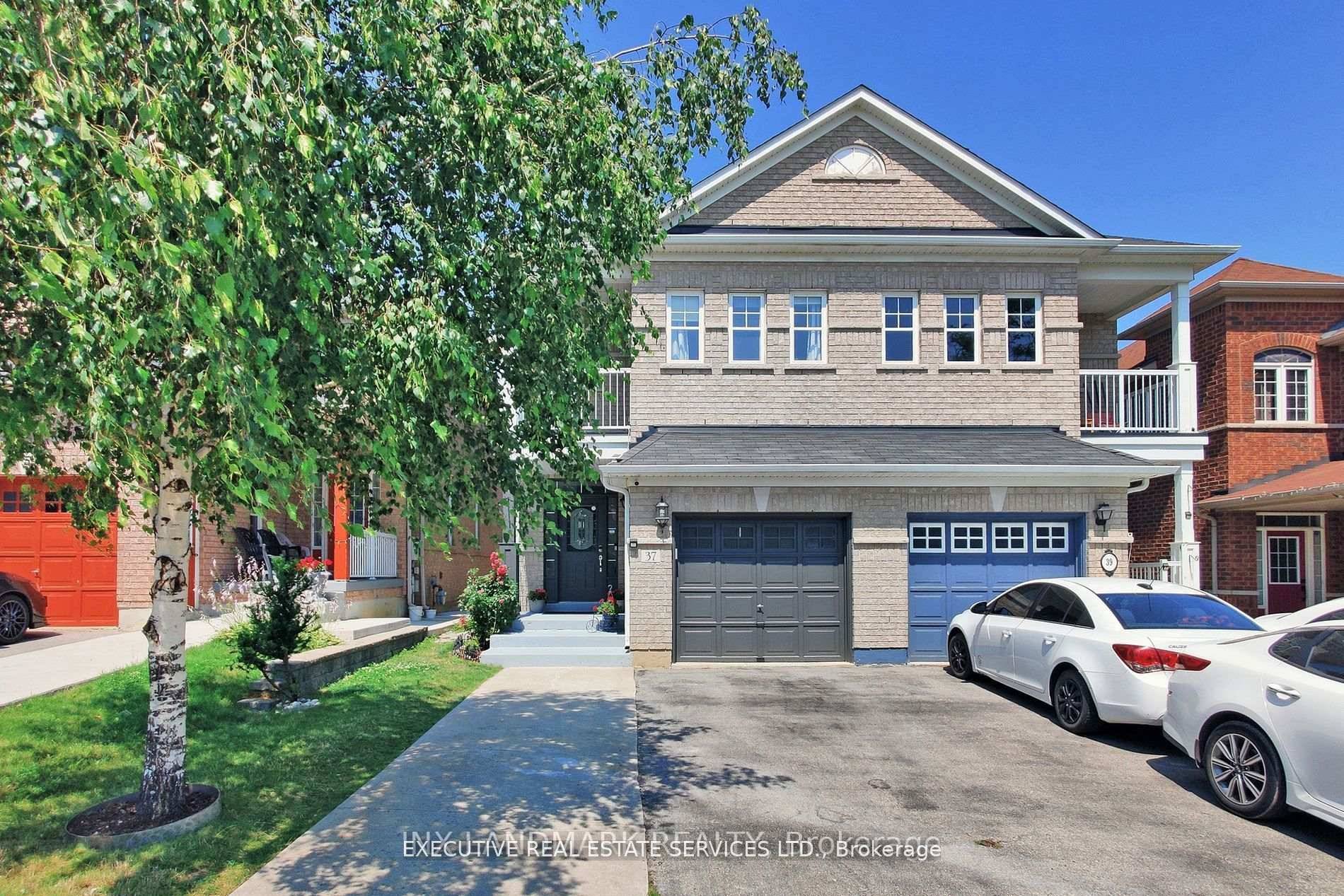 Absolutely gorgeous Semi detached home in Prestigious Lakeland Community.