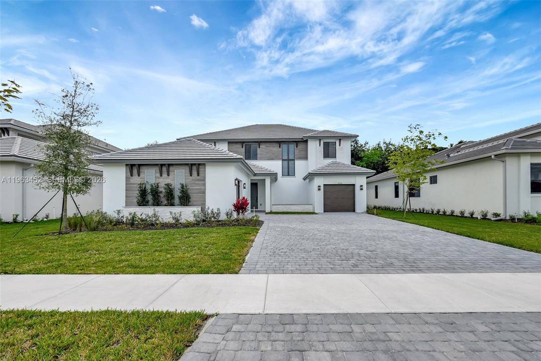 Introducing Cooper City s newest luxury boutique gated community, featuring only 39 modern new construction homes.