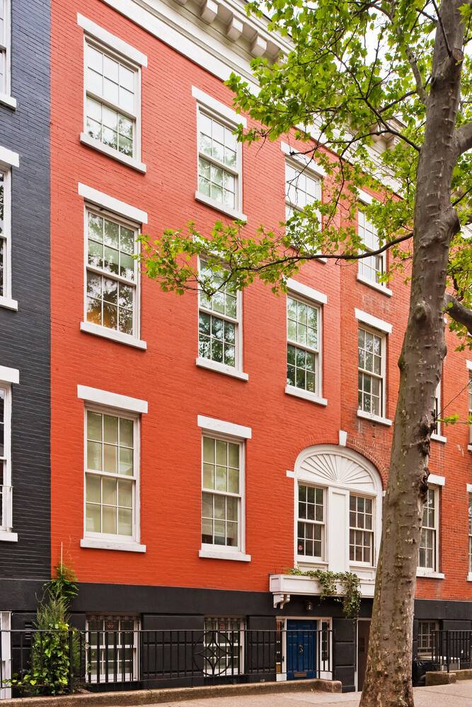 On Sullivan MacDougal Gardens, a private enclave of 20 classic townhouses set onto a central tree lined common garden, 86 MacDougal is beautifully positioned to fully enjoy this scenic retreat ...