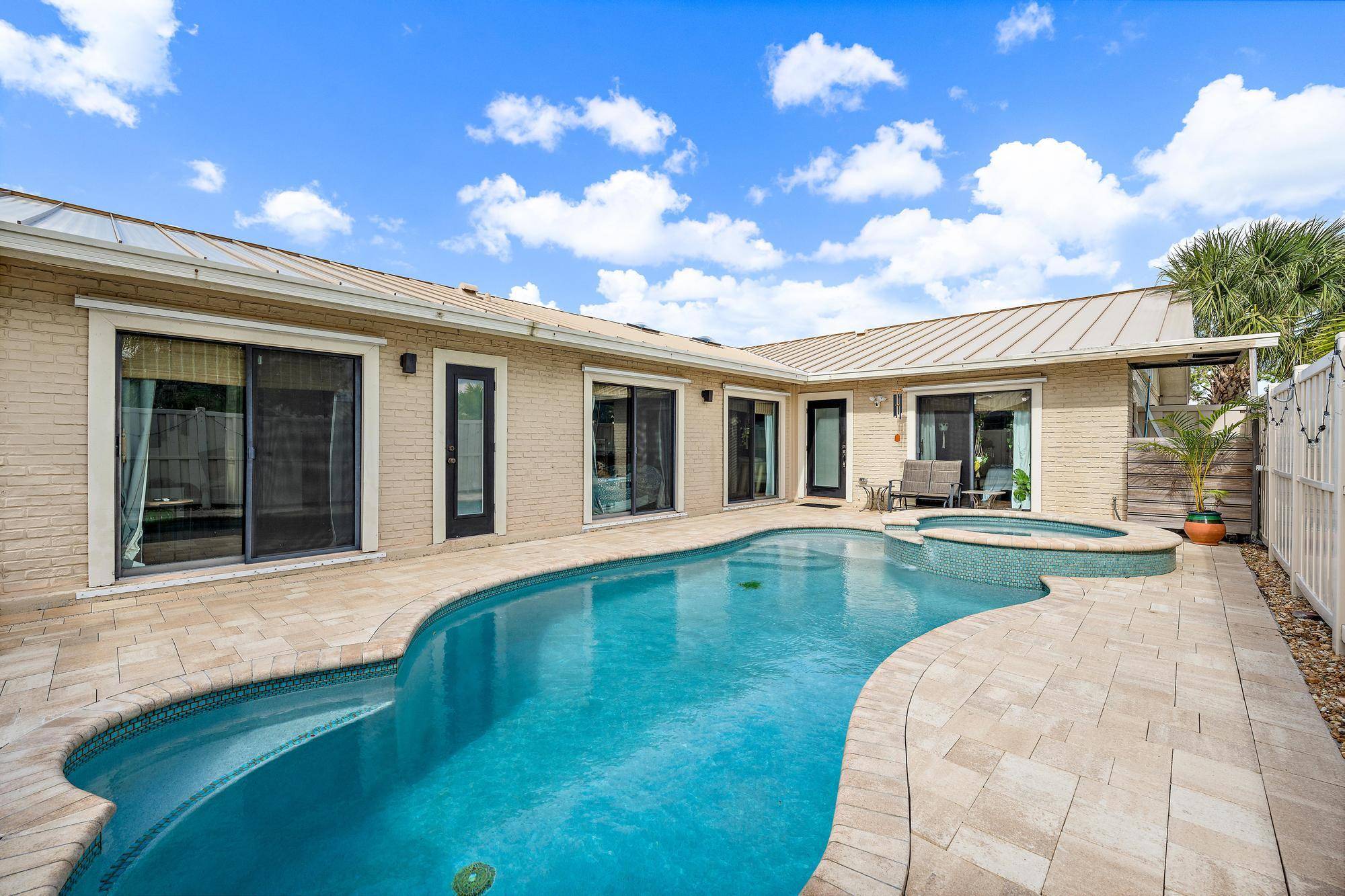 Welcome to your dream home in the heart of Palm Beach Gardens !