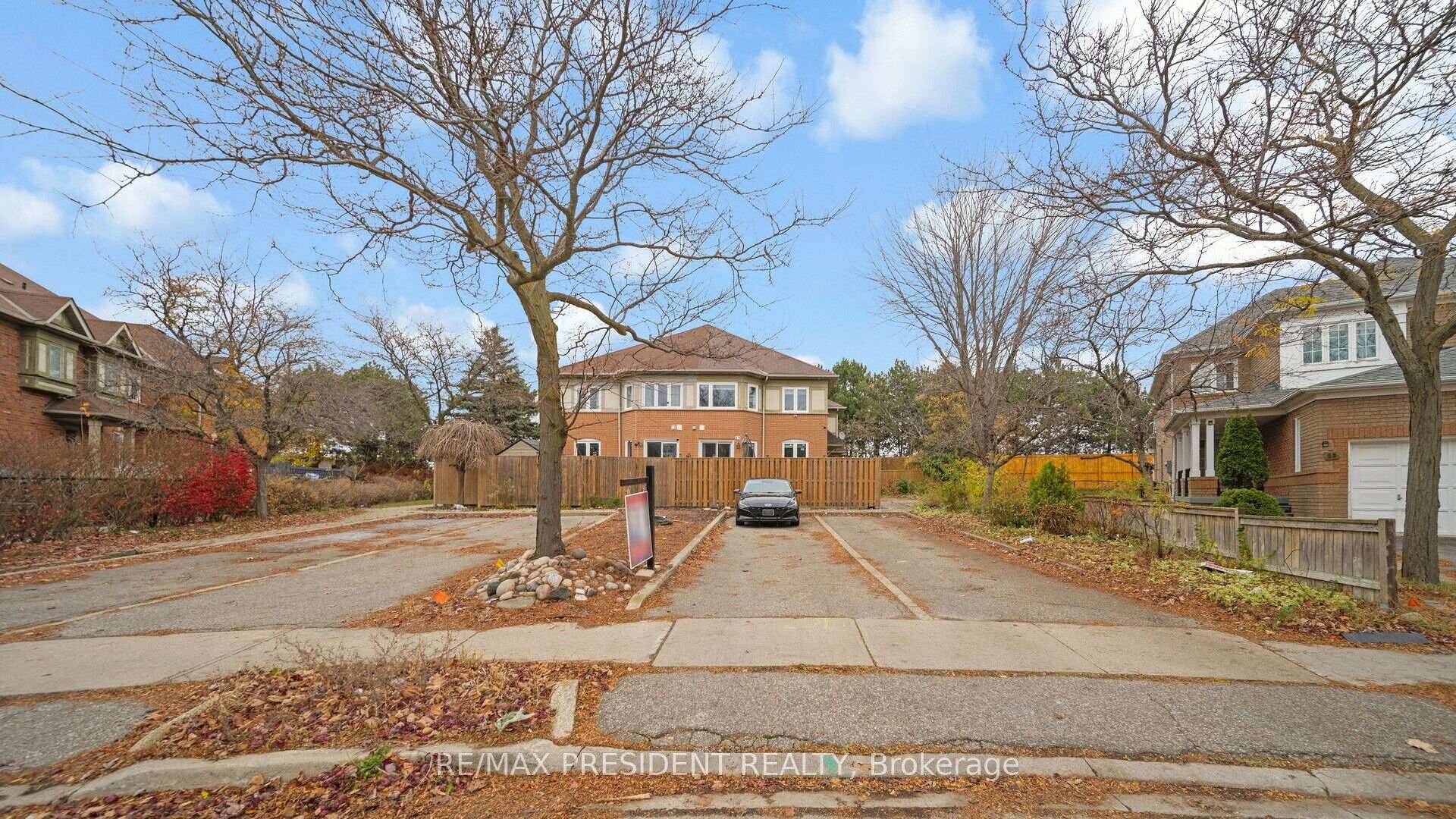 Fantastic Location ! All brick 3 1 bedroom freehold townhome situated in a highly sought afterarea of Brampton.