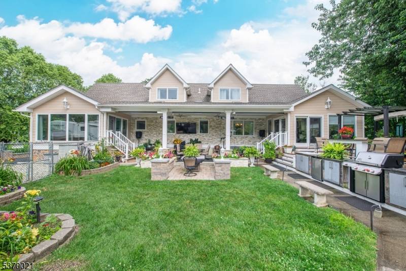 This spectacular over 3000 sq.