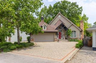 Elegance meets comfort in this beautifully crafted Gatta Home, perfectly situated just steps from Lake Ontario and Ryerson Park with its views of the Toronto skyline and breathtaking sunsets.