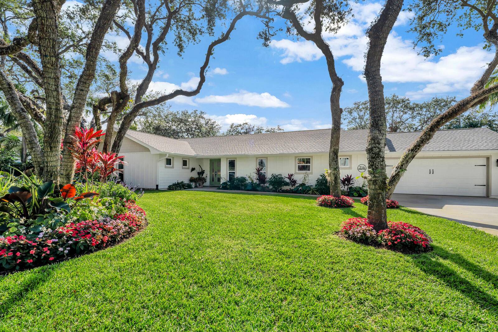 Remarkable, Outstanding, Stunning, Open 3 3 home in central beach !