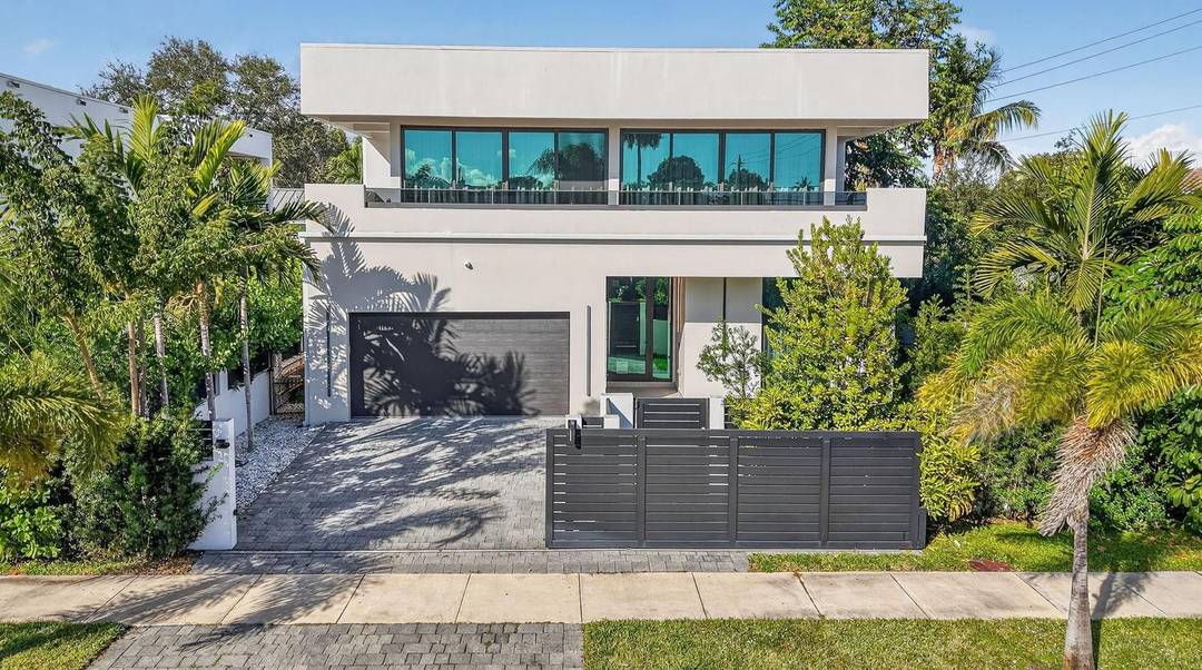 A refined Contemporary Florida Modern residence in the heart of Victoria Park.