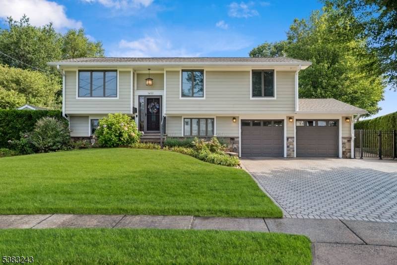 Your Private Poolside Paradise Awaits !