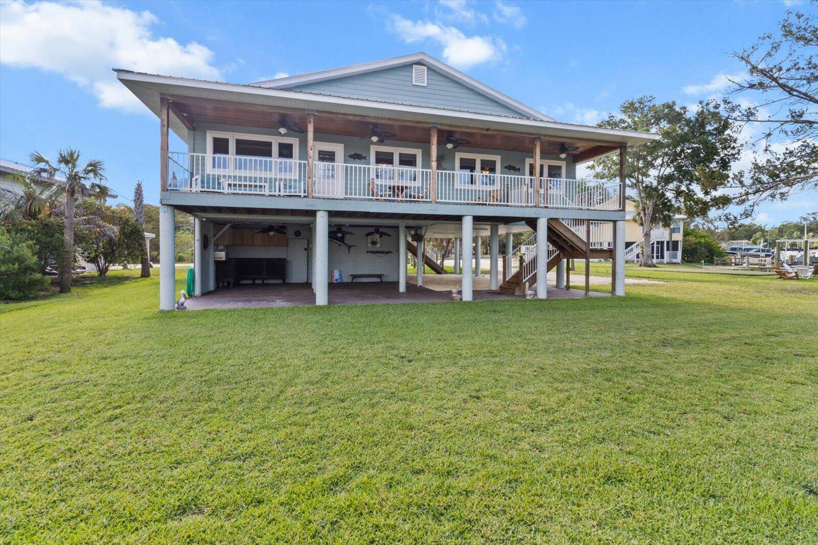 Welcome to your waterfront dream home with River View in the heart of Old Homosassa !