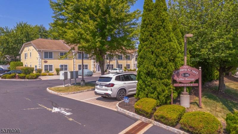 Welcome to easy, breezy living in the heart of Clark's sought after Henley neighborhood !