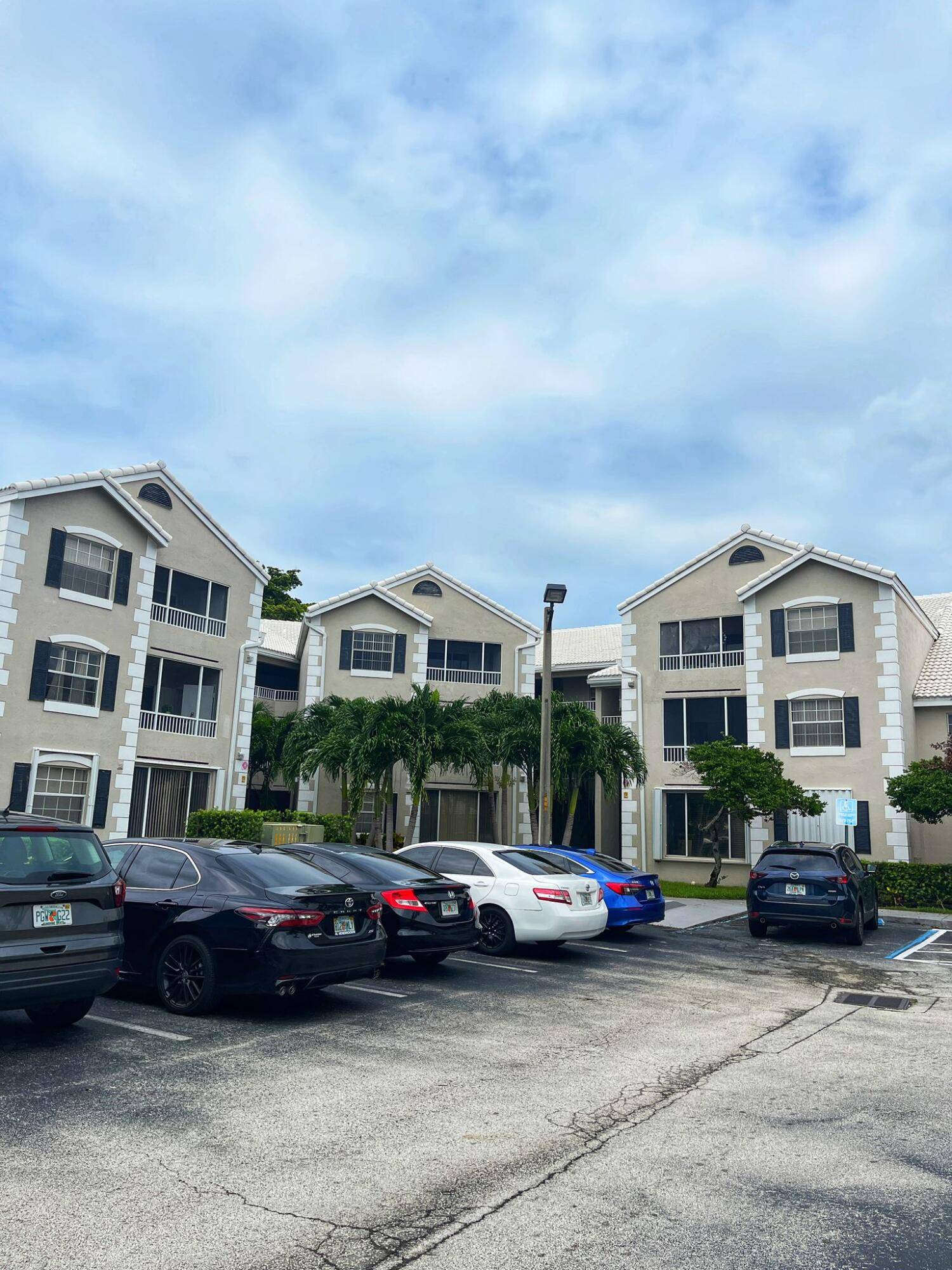 Beautiful and spacious one bedroom apartment, located in an oasis in a family and at the same time commercial area.