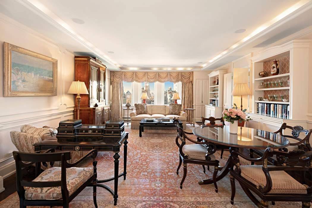 This ideal pied a terre residence is defined by its open views of Central Park and the glittering Manhattan skyline.