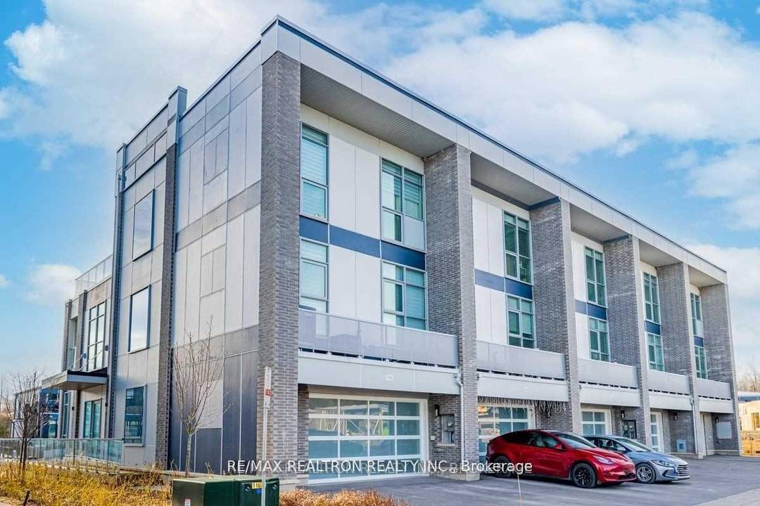 Equisite 4 bdrm end unit townhome South facing 3 storey townhome with 2 primary bedrooms !