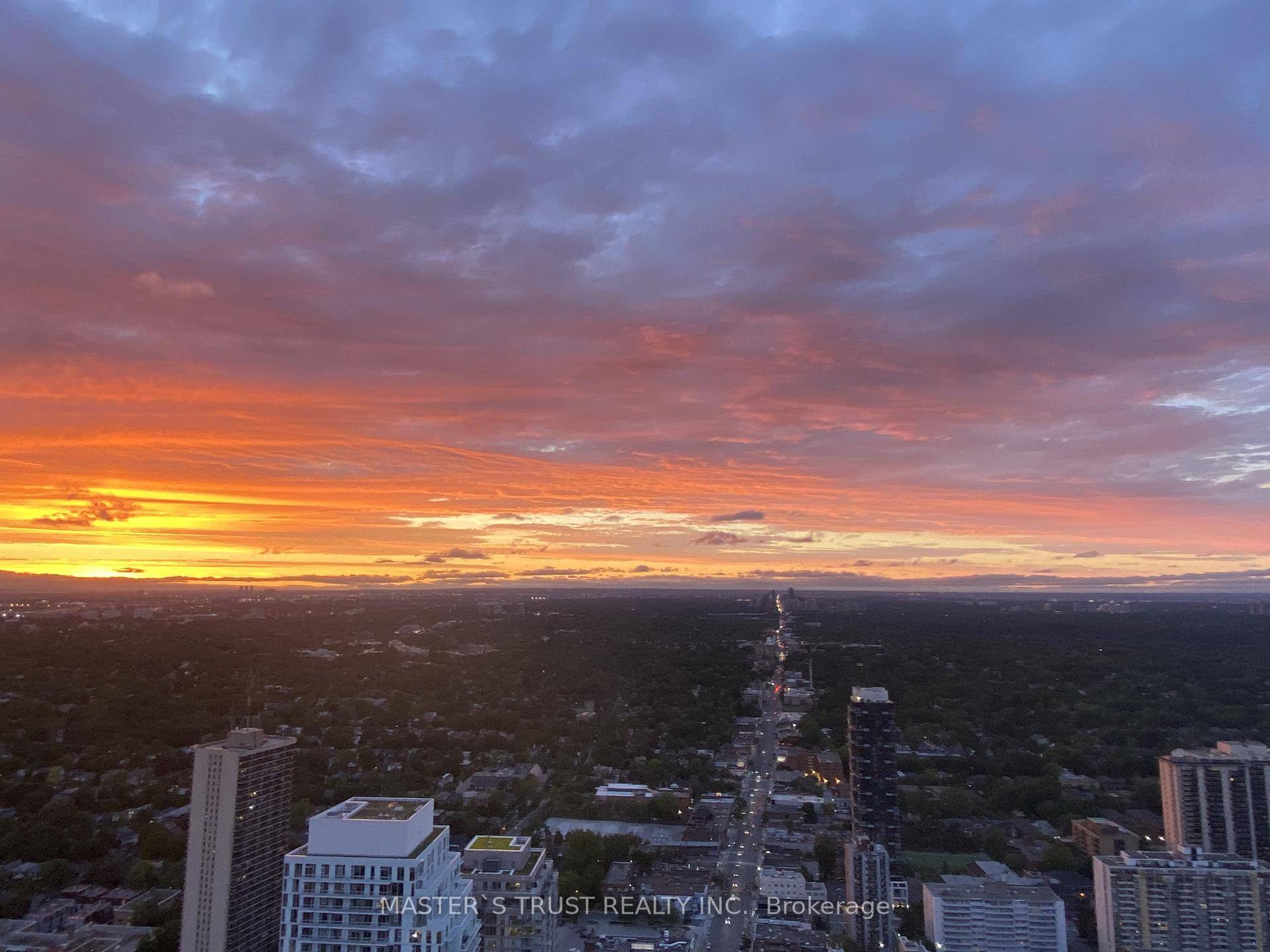 Wake Up To Stunning, High floor Views And Still Be In The Heart Of The City !