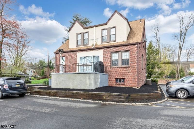 This home with a gorgeous view is close to schools, restataunts, and shopping.