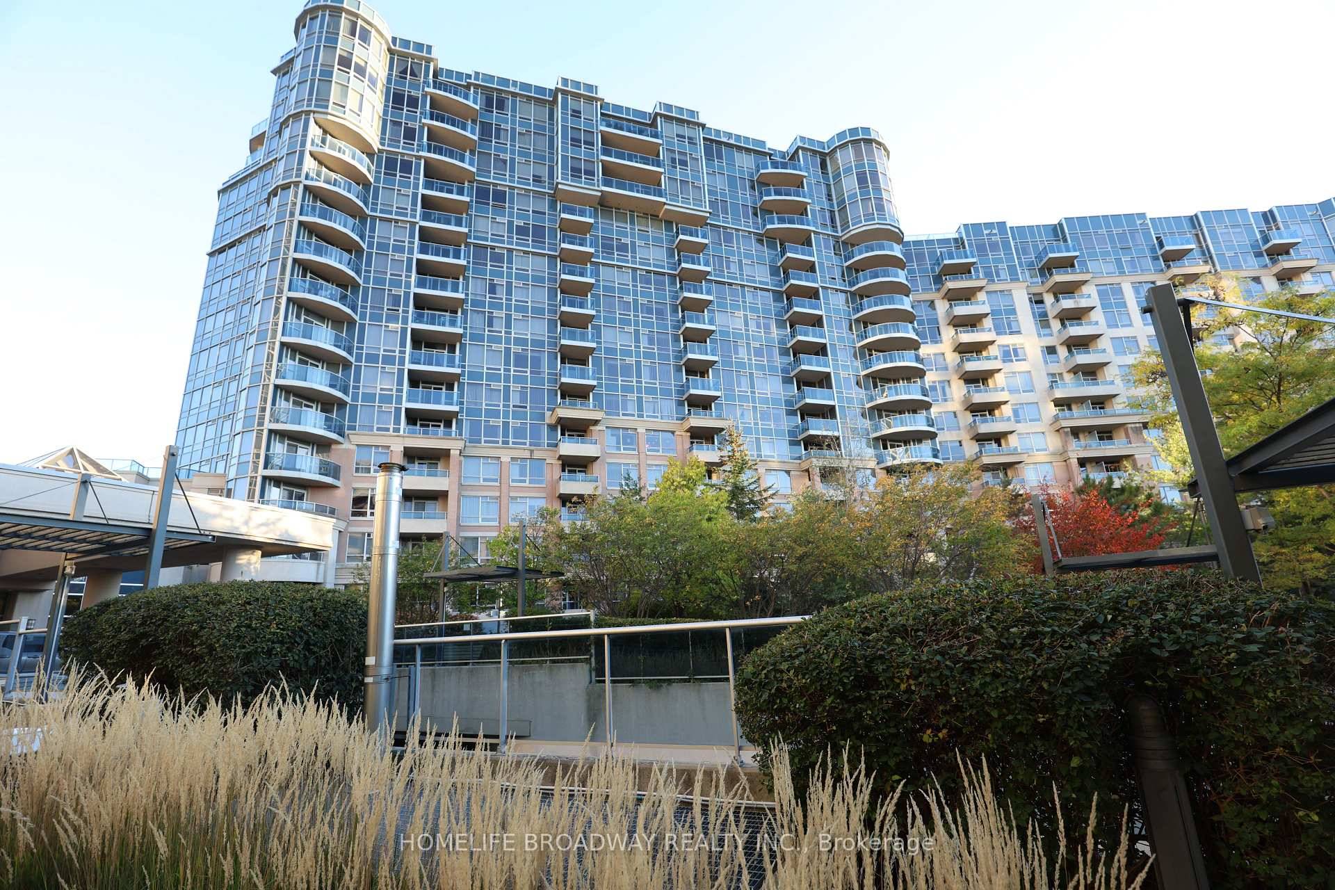 Spacious amp ; Bright 1 1 Unit With Over 700 SQ FT In A Luxurious Tridel Condo.