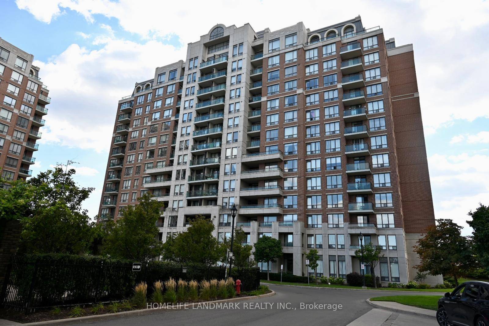 Discover this beautifully updated 1bed den condo at The Vineyards Richmond Hill's sought after Langstaff address.