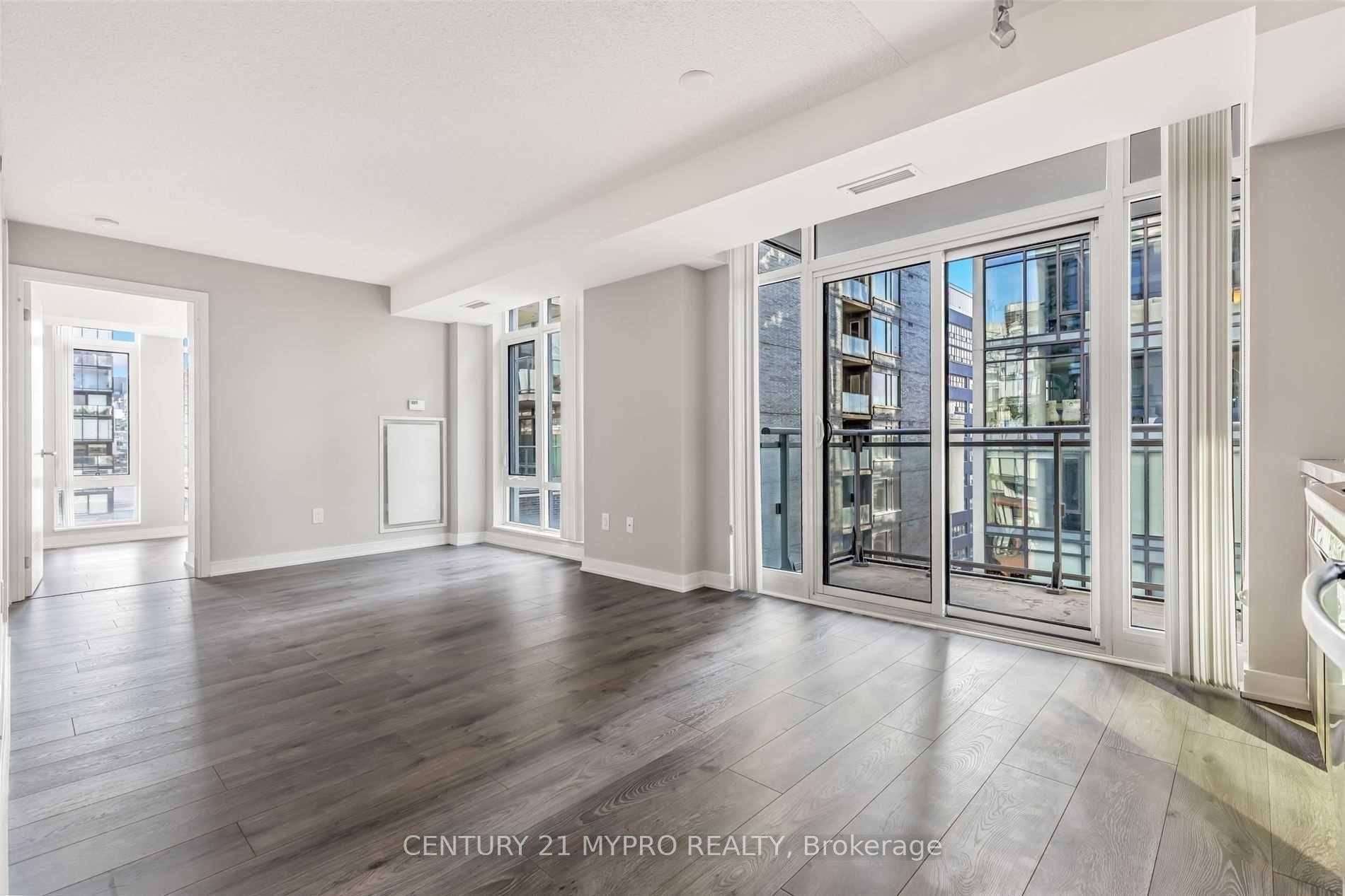 Luxury 2 Bedroom Corner Unit in Prime King West Location !