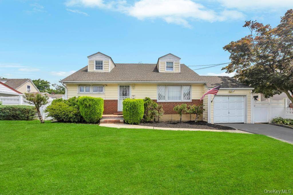 Spotless 4 Bedroom, 2. 5 bath cape home.