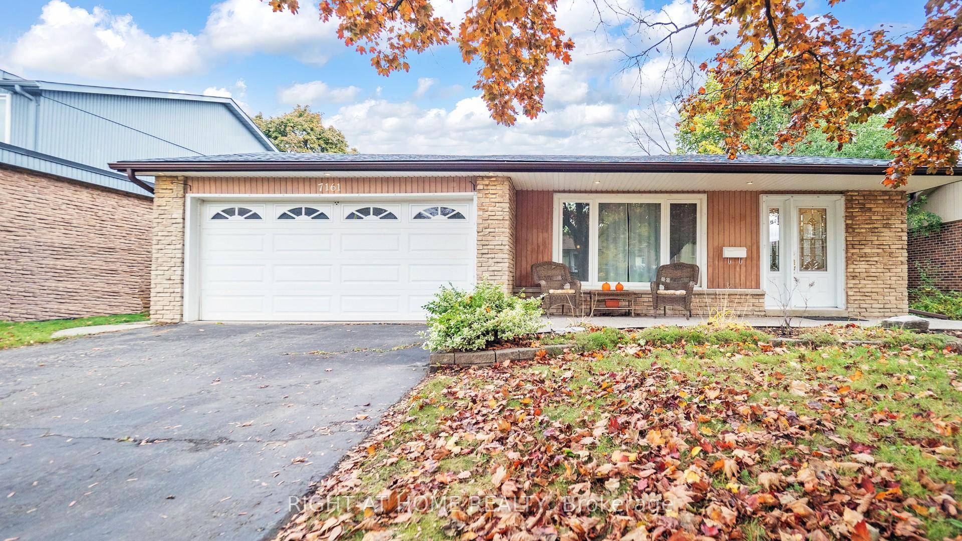 Gorgeous Move In Ready Detached Home on a Premium Lot in Meadowvale !