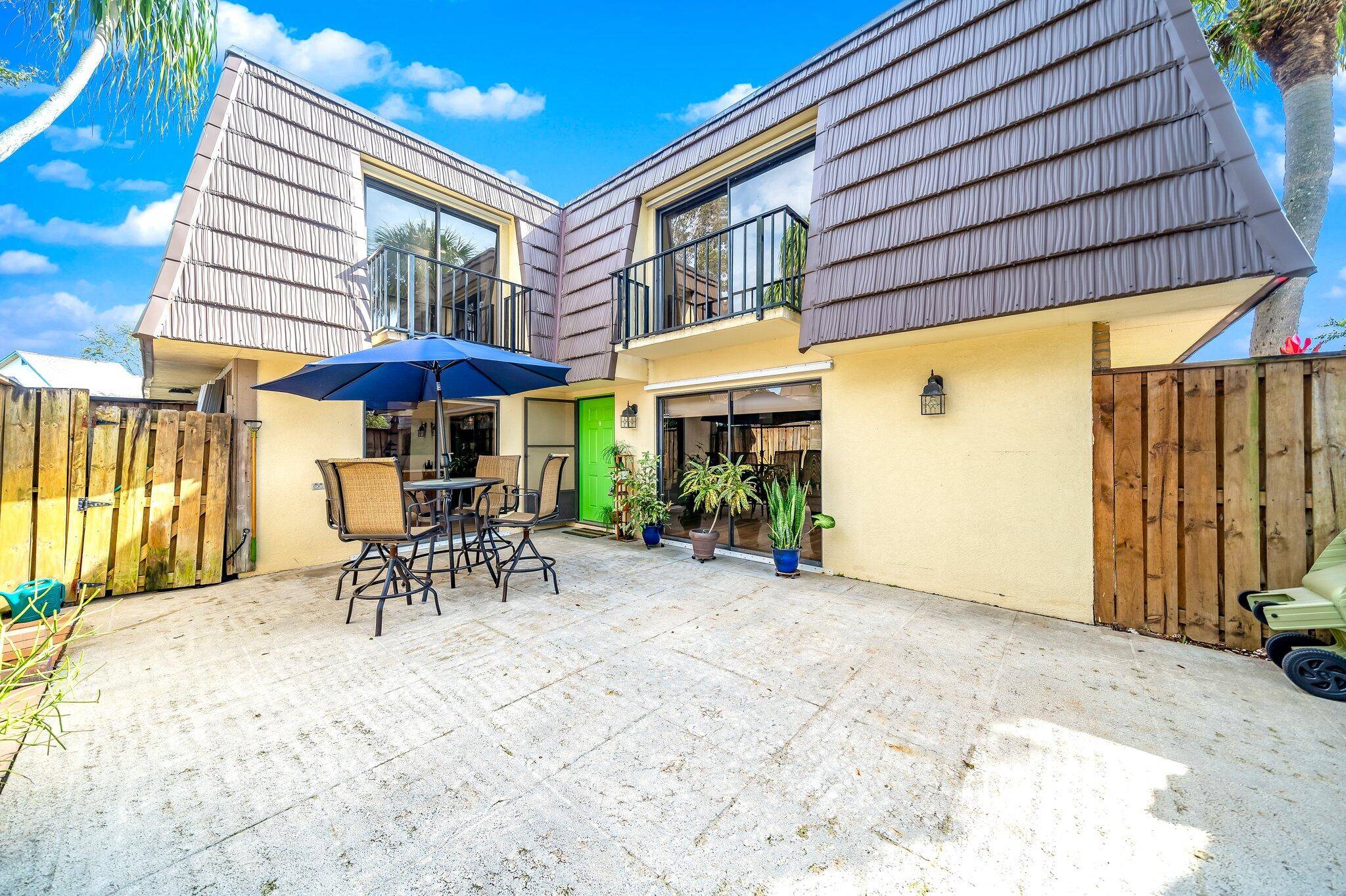 Rarely available townhome in the heart of Palm Beach Gardens !