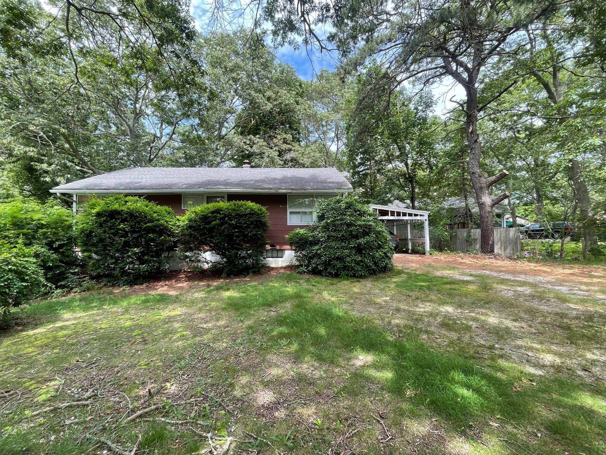 Modern Ranch Style home with 3 bedrooms, 1 full bath.