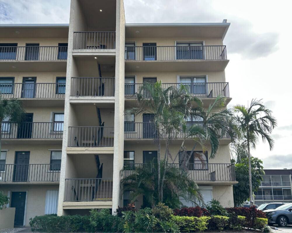 Welcome to this private corner end unit in the beautiful Hidden Harbor community.