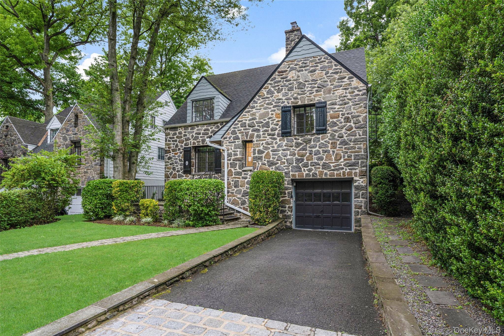 Live just steps away from everything Larchmont Village has to offer !