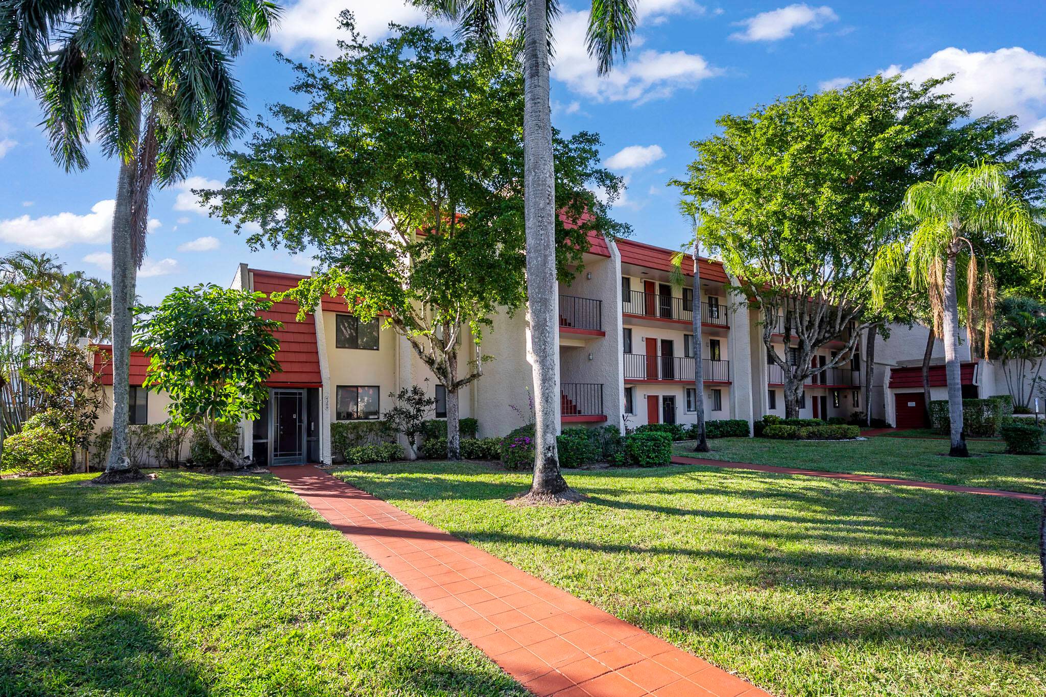 BEAUTIFUL UPGREATED UNIT IN GATED GOMMUNITY.