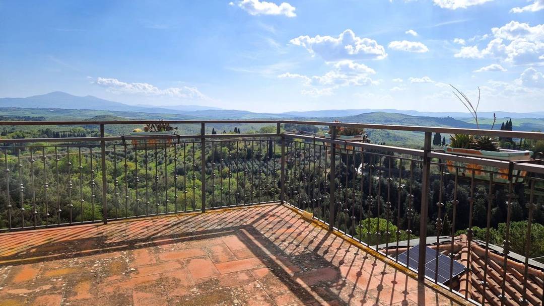 Stone townhouse with panoramic terrace overlooking the Val d’Orcia, 3 bedrooms, bright interiors, and spaces ideal for a boutique guest house