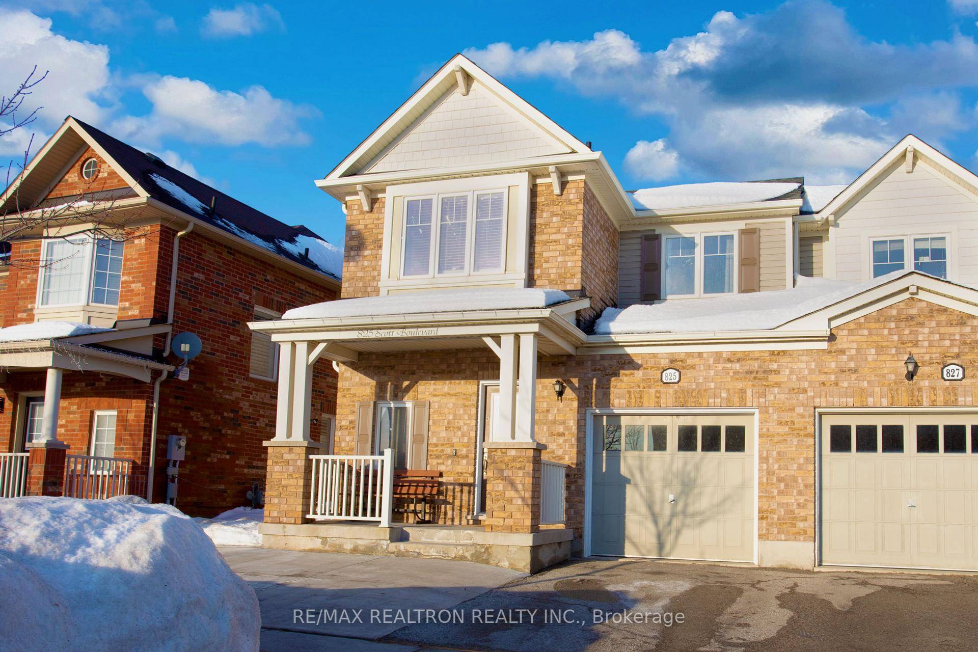 End Townhouse With Vista Of The Iconic Escarpment Just Steps Away From Schools, Parks and Trails With No Neighbors In Front.