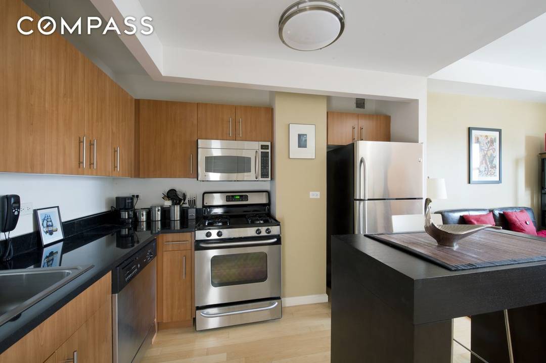 Spacious, high floor studio at The Downtown Club that has it all !