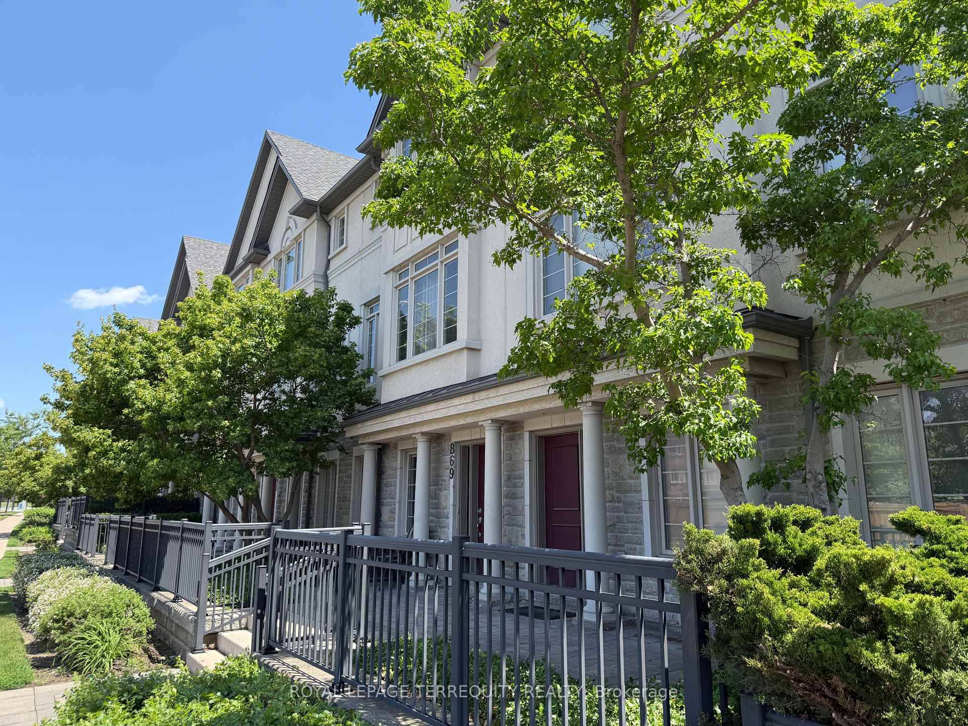 Discover exceptional living in this bright and inviting 3 1 bedroom townhouse located at 871 New Westminster in highly sought after Thornhill.