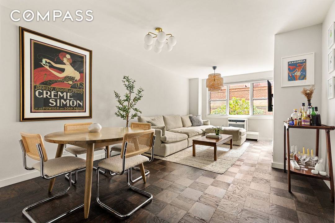 Stretch out in this one bedroom home featuring low monthlies, great layout and location in a full service Upper East Side co op.